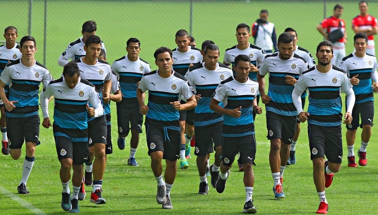 Los jugadores de Chivas entrenan en Verde Valle