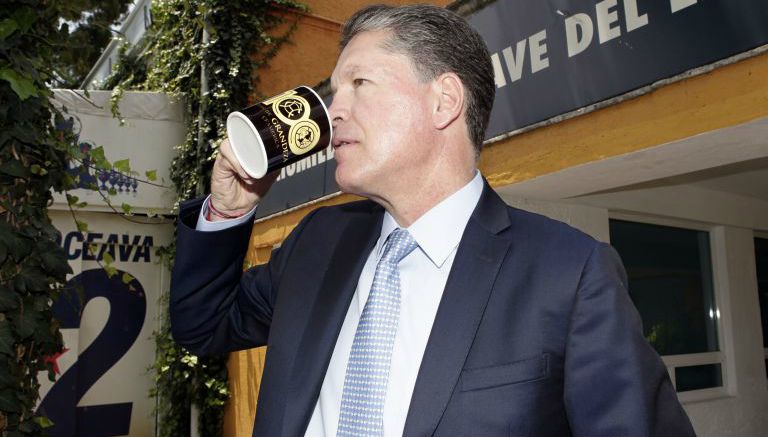 Ricardo Peláez con la taza conmemorativa del centenario