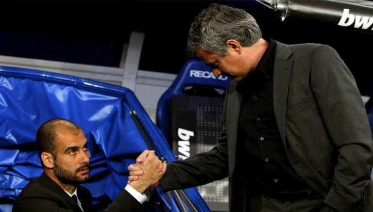 Josep Guardiola y José Mourinho se saludan previo a un clásico español