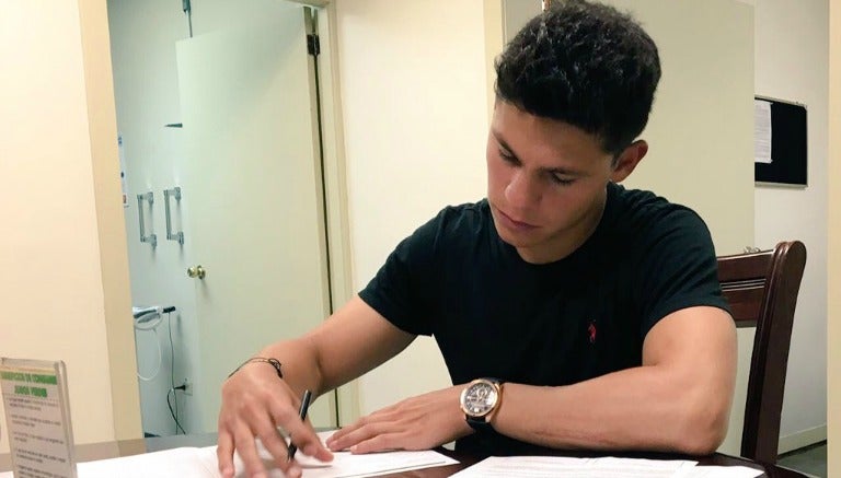 Alfonso González, firmando su contrato con Rayados