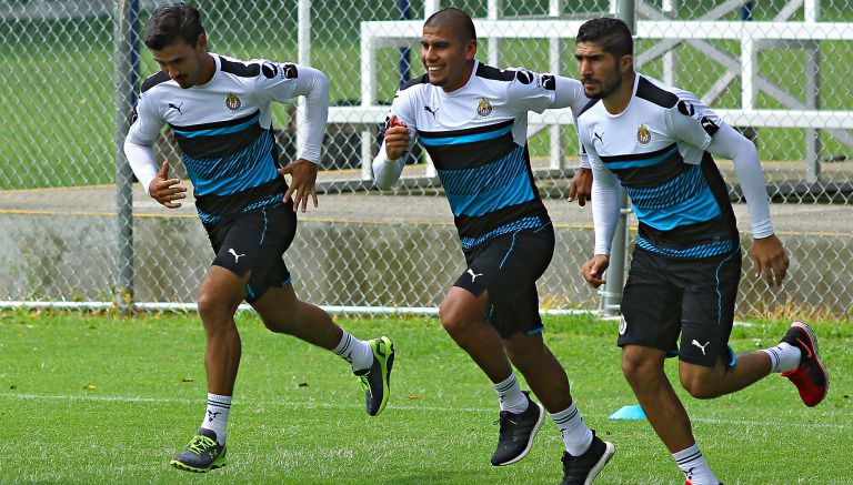 Alanís, Salcido y Pereyra lucen nueva indumentaria en entrenamiento de Chivas