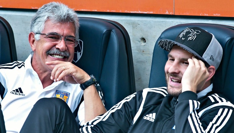 El Tuca Ferretti y Gignac bromeando previo a un partido de Tigres