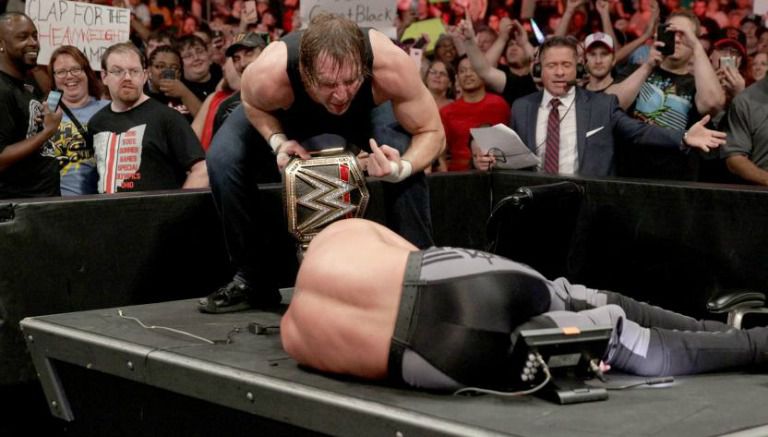 Dean Ambrose tras atacar a Seth Rollins