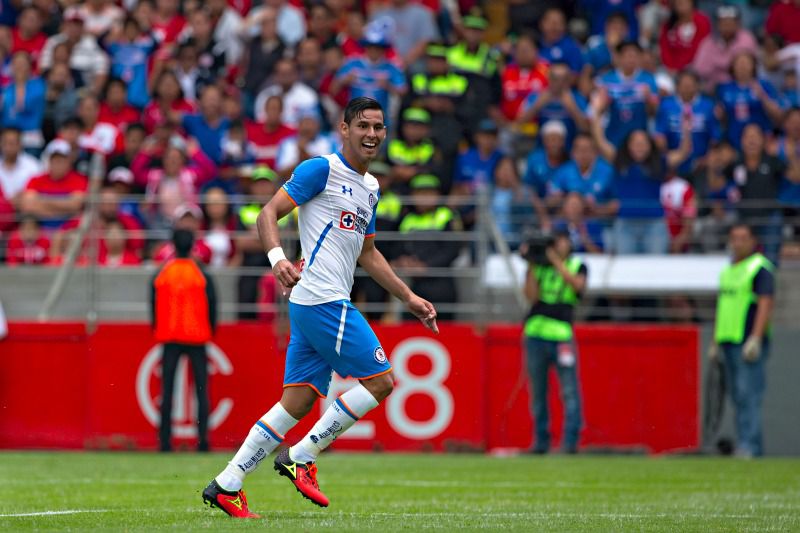 Jorge Benítez celebra un gol con Cruz Azul