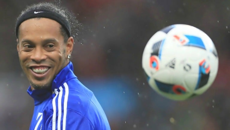 Ronaldinho se divierte con un balón en un entrenamiento