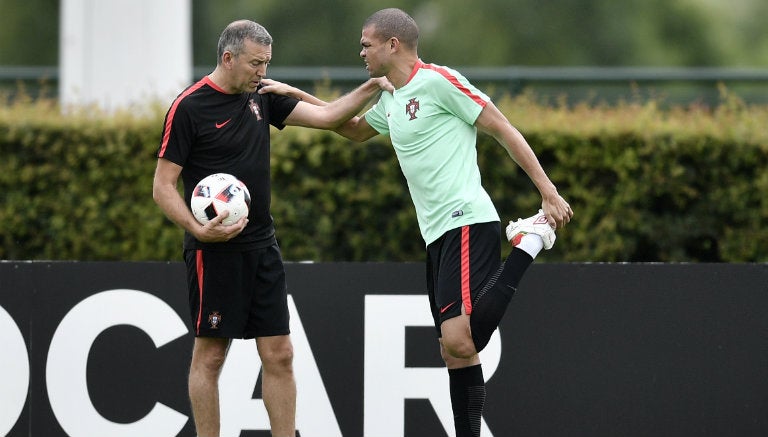 Pepe realiza estiramientos en entrenamiento con Portugal