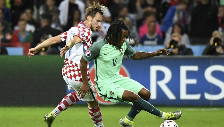 Renato Sánchez controla el balón en juego contra Croacia