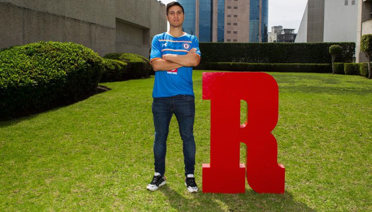 Jonatan Cristaldo posa con la R de RÉCORD