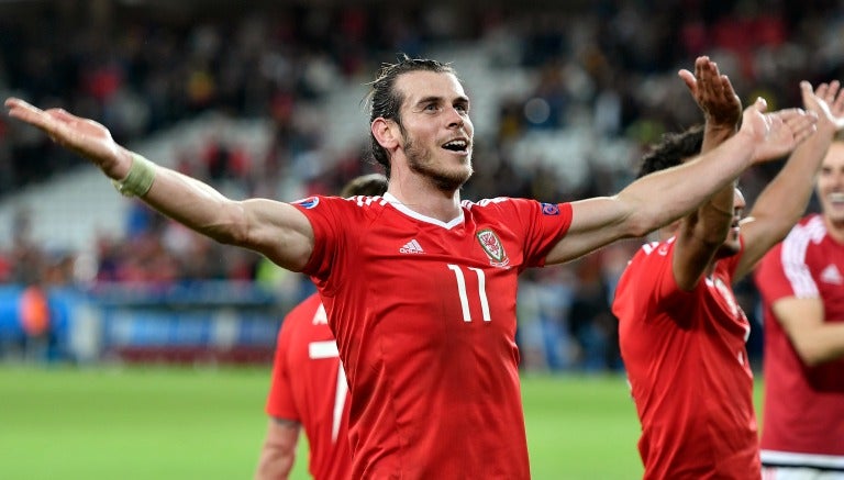 Gareth Bale festeja el pase a Semifinales de Gales en Euro