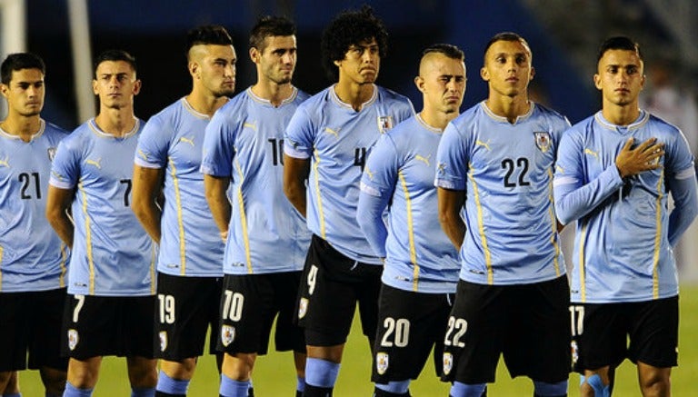 Los jugadores Sub20 de Uruguay cantando el himno previo a un partido