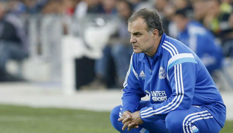 Marcelo 'El Loco' Bielsa observa atento un juego del Olympique de Marsella, su exequipo