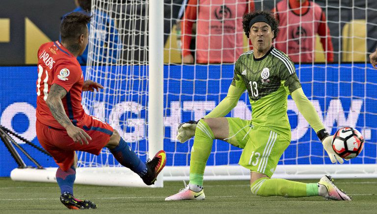 Guillermo Ochoa recibe gol de Chile en la CA Centenario