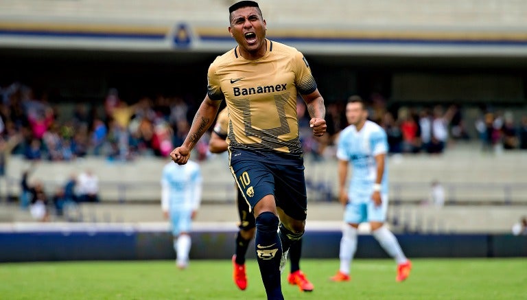 Daniel Ludueña celebra un gol con Pumas en CU