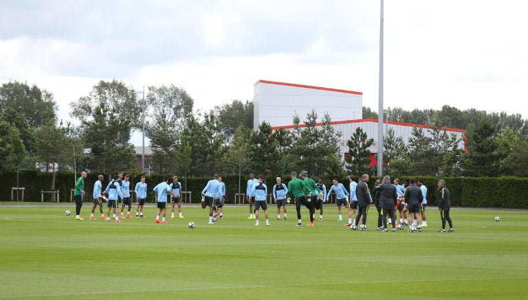 Los jugadores prestan atención a indicaciones de Pep