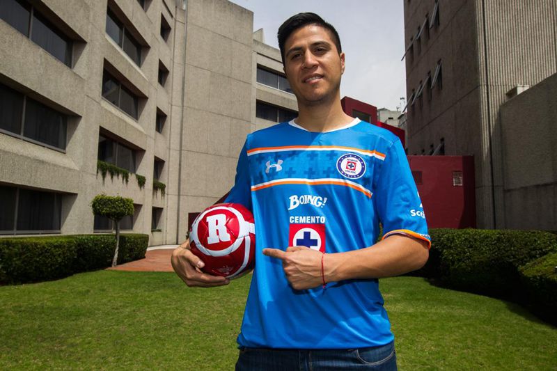 Jonatan Cristaldo posa con el balón de RÉCORD