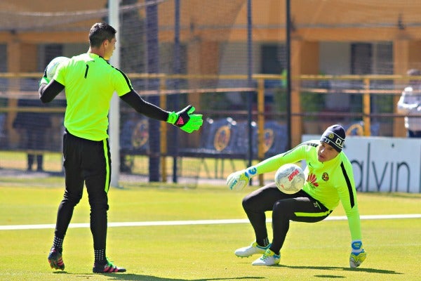 Hugo González y Moisés Muñoz en un entrenamiento de América