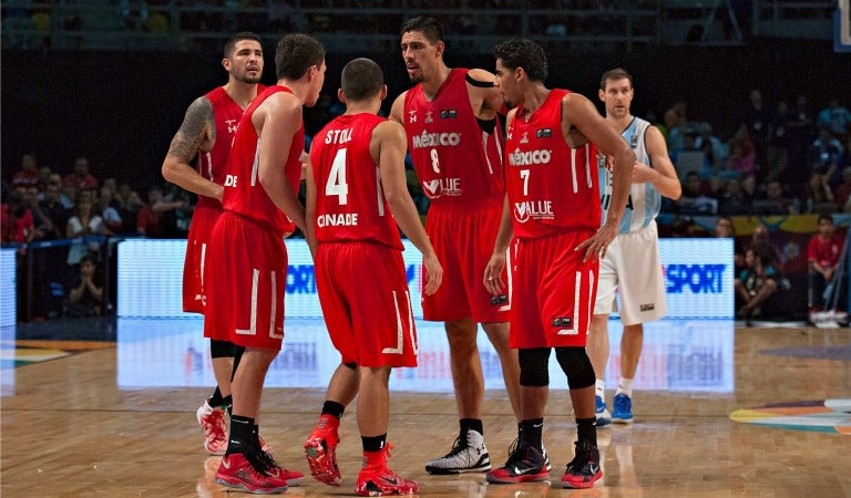 Ayón platica con sus compañeros en el Preolímpico de Baloncesto 2015