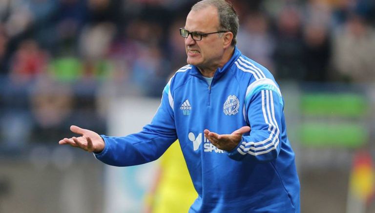 Marcelo Bielsa dirige un partido con el Marsella