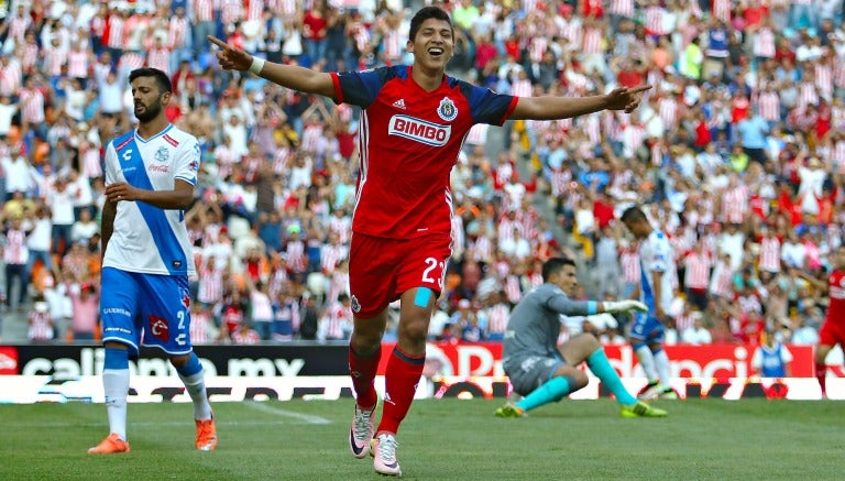 Ángel Zaldívar celebra un tanto en el Clausura 2015 