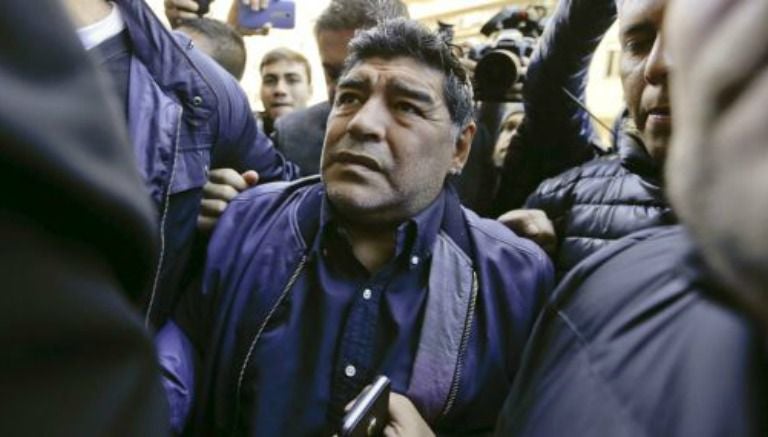 El astro argentino, Diego Armando Maradona, se retira del edificio de la AFA