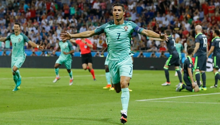 Cristiano Ronaldo festeja gol contra Gales