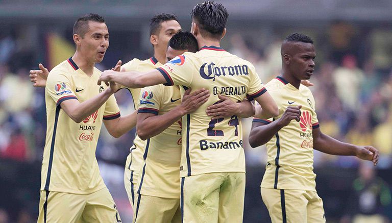 Jugadores del América festejan tras anotar un gol