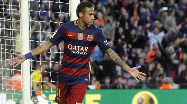 Neymar festeja una anotación con Barcelona 