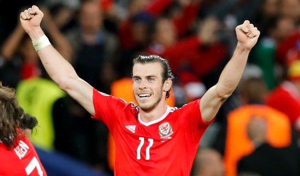 Gareth Bale alza los brazos tras el silbatazo final del juego contra Bélgica