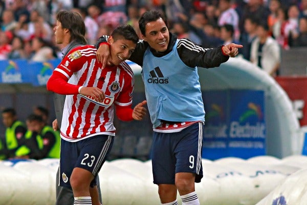 Omar Bravo da indicaciones al 'Chelo' en el Clausura 2015