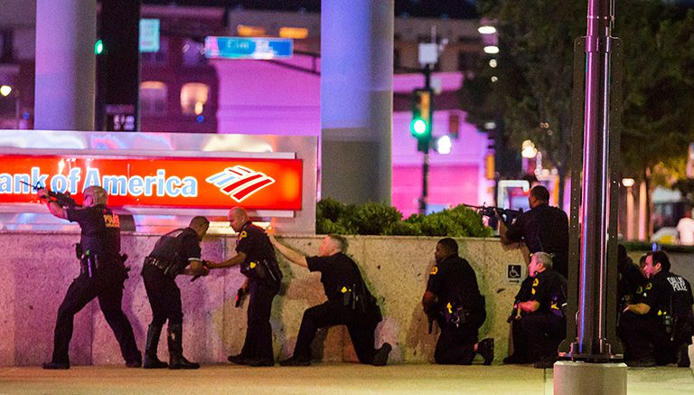 Policías de Dallas se resguardan tras los disparos de los francotiradores