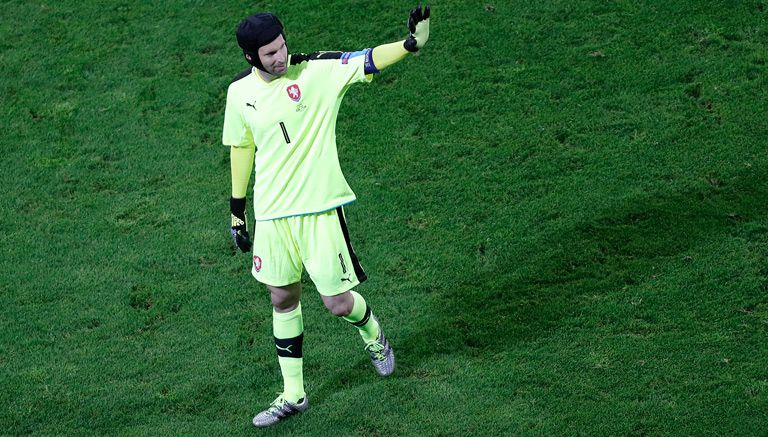 Petr Cech saluda tras un partido de la Eurocopa 2016