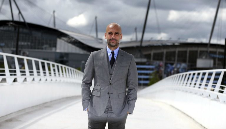 Guardiola posa frente al Etihad Stadium