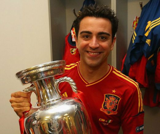 Xavi carga el trofeo de la Euro