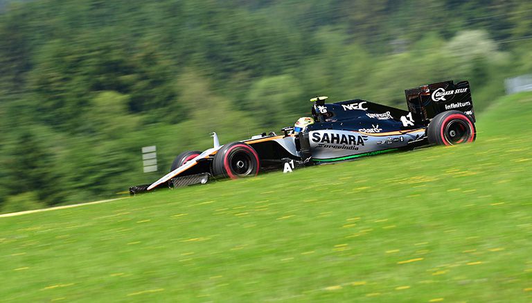 Checo Pérez conduce su monoplaza de Force India en las prácticas del GP de Austria