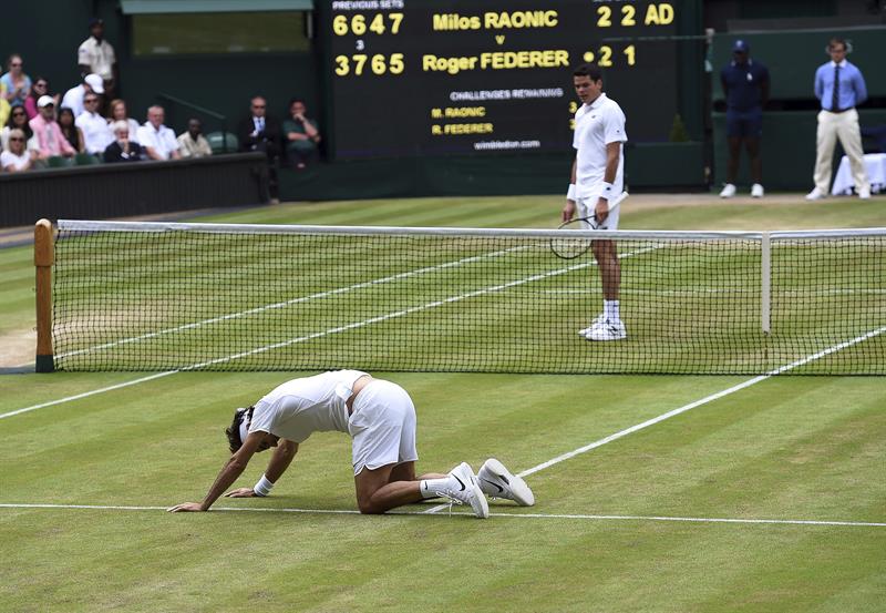 Federer resbala sobre césped natural de Wimbledon