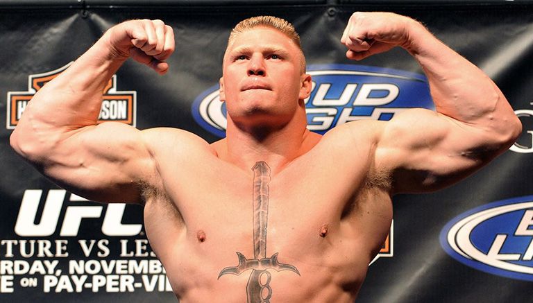 Brock Lesnar muestra el músculo durante un pesaje