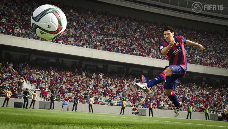 Lionel Messi patea el balón en el videojuego FIFA 16