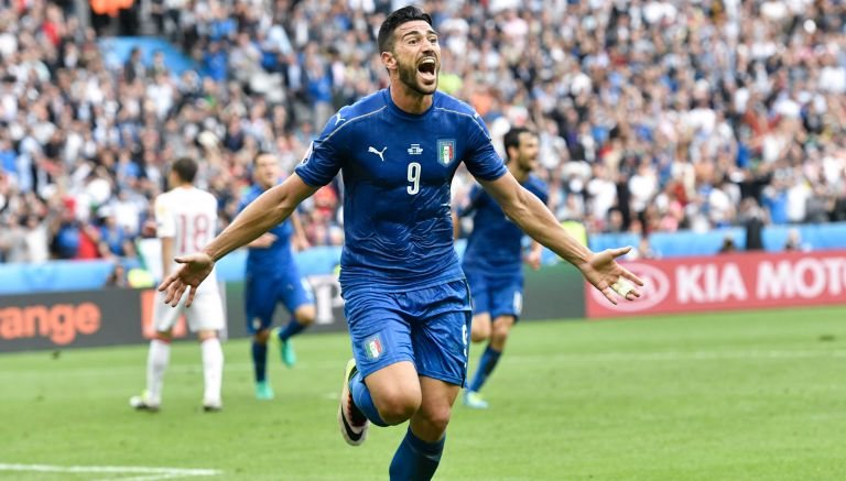 El delantero Graziano Pellé celebra su tanto, el segundo de Italia frente a España