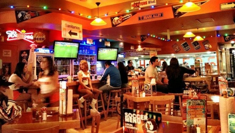 Gran ambiente en Hooters de la Ciudad de México