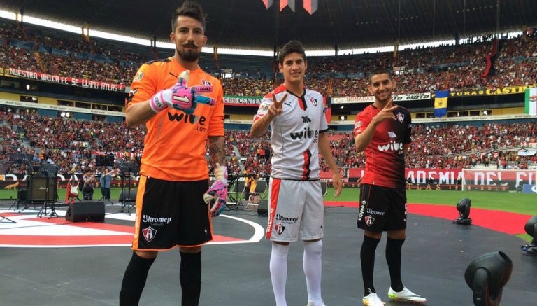 Jugadores de Atlas posan con los nuevos uniformes del Centenario