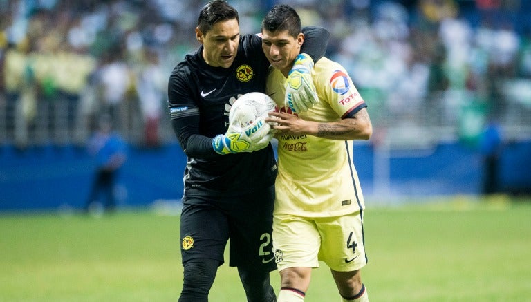 Muñoz abraza a un compañero en duelo amistoso