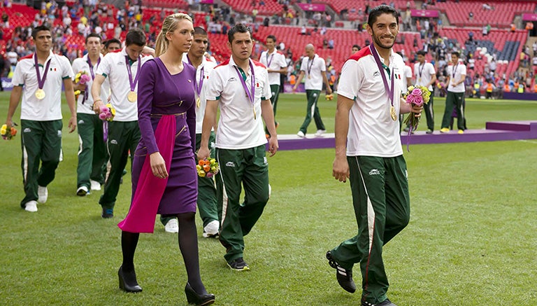 Corona, al frente, en la ceremonia de entrega de medallas