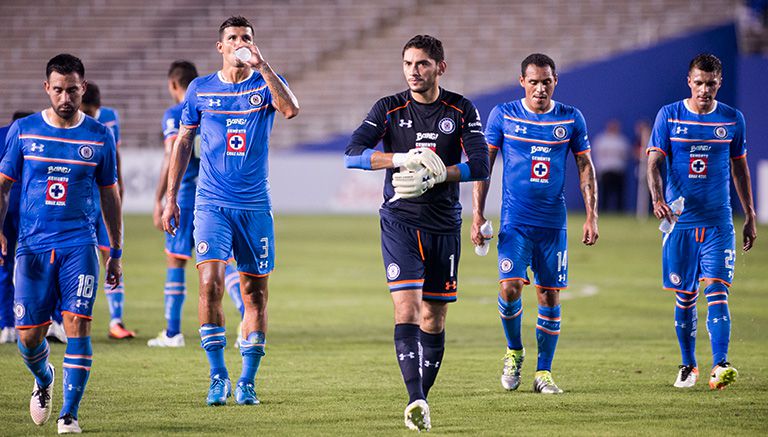 Chuy Corona y sus compañeros, durante un juego de pretemporada con el Cruz Azul