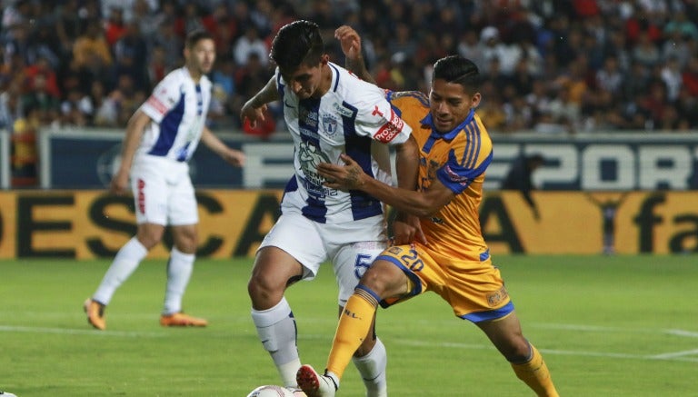 Javier Aquino y Víctor Guzmán pelean un balón