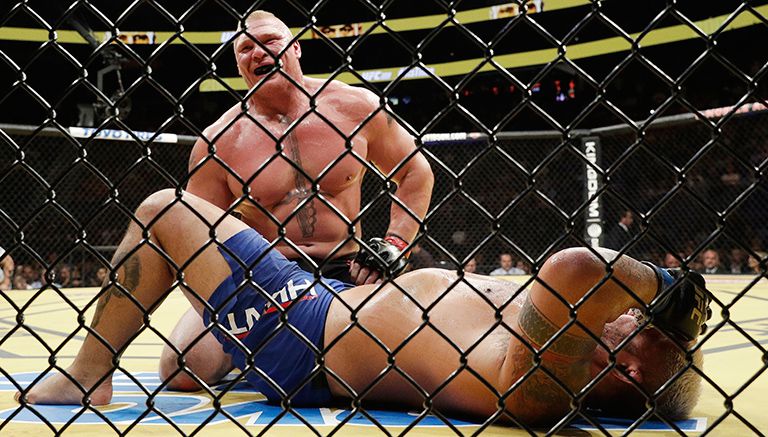 Brock Lesnar sonríe tras vencer a Hunt