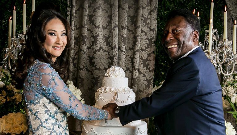 Pelé y Marcia Cibele Aoki, cortan el pastel de bodas