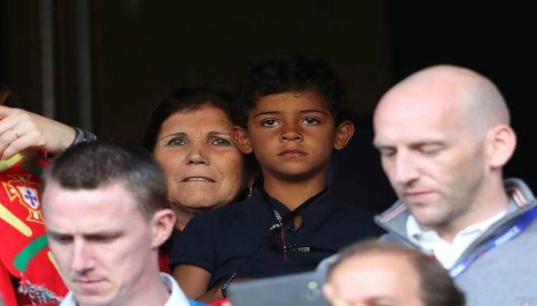 Dolores Aveiro junto al hijo de Cristiano Ronaldo observando un partido de Portugal en la Euro