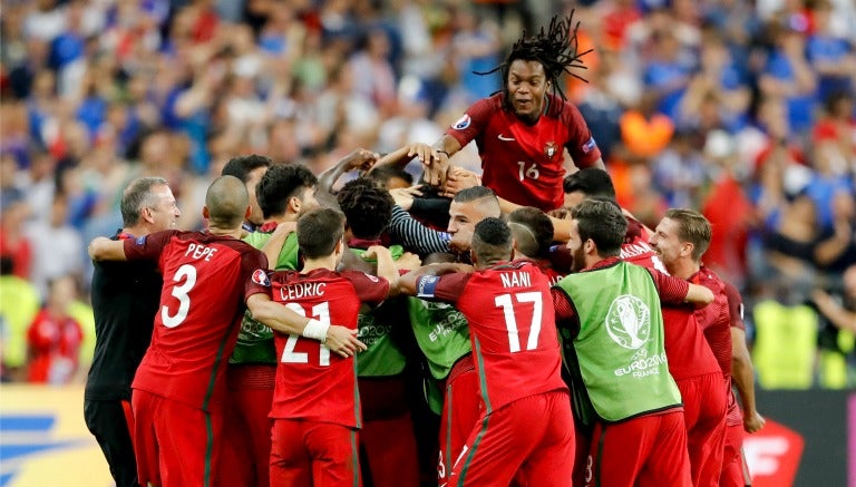 Portugueses festejan el gol de Portugal