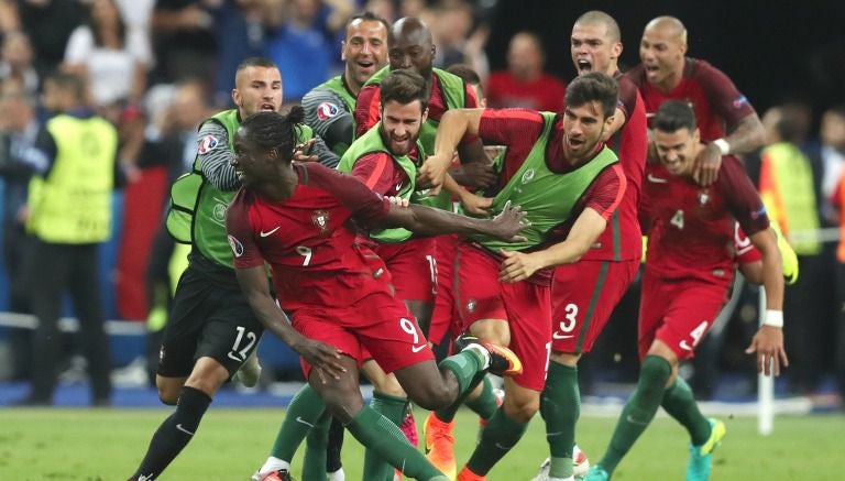 Jugadores de Portugal celebran en gol de Éder en la Final de la Euro