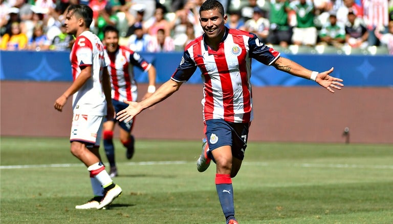 Orbelín Pineda festeja el tanto de la victoria para Chivas